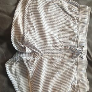 Mid rise blue and white shorts